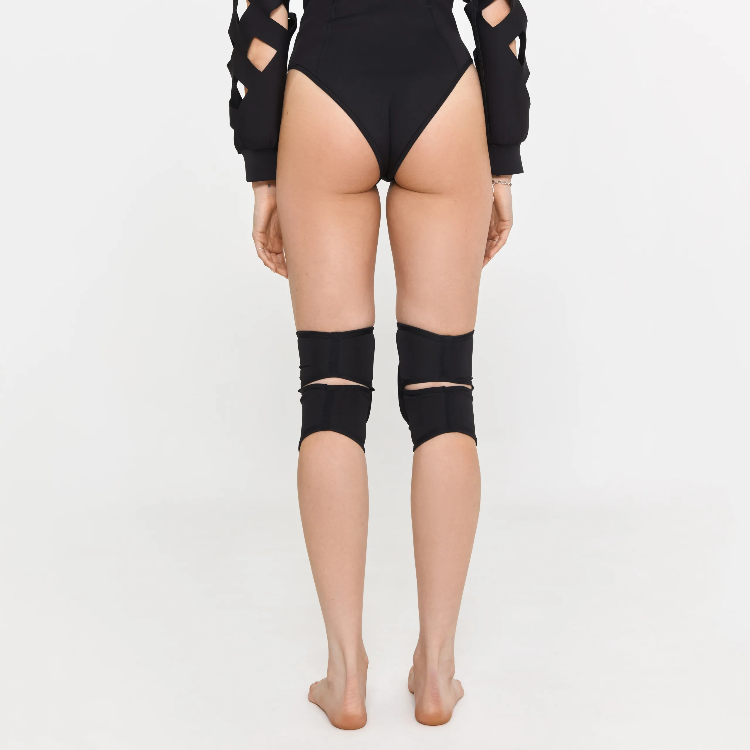 Queen Wear | Bezymyannyj kadr4977 scaled - Класичні наколінники – SLEEK – Чорні Knee Pads – SLEEK – Black | Queen Wear | Bezymyannyj kadr4977 scaled - Класичні наколінники – SLEEK – Чорні