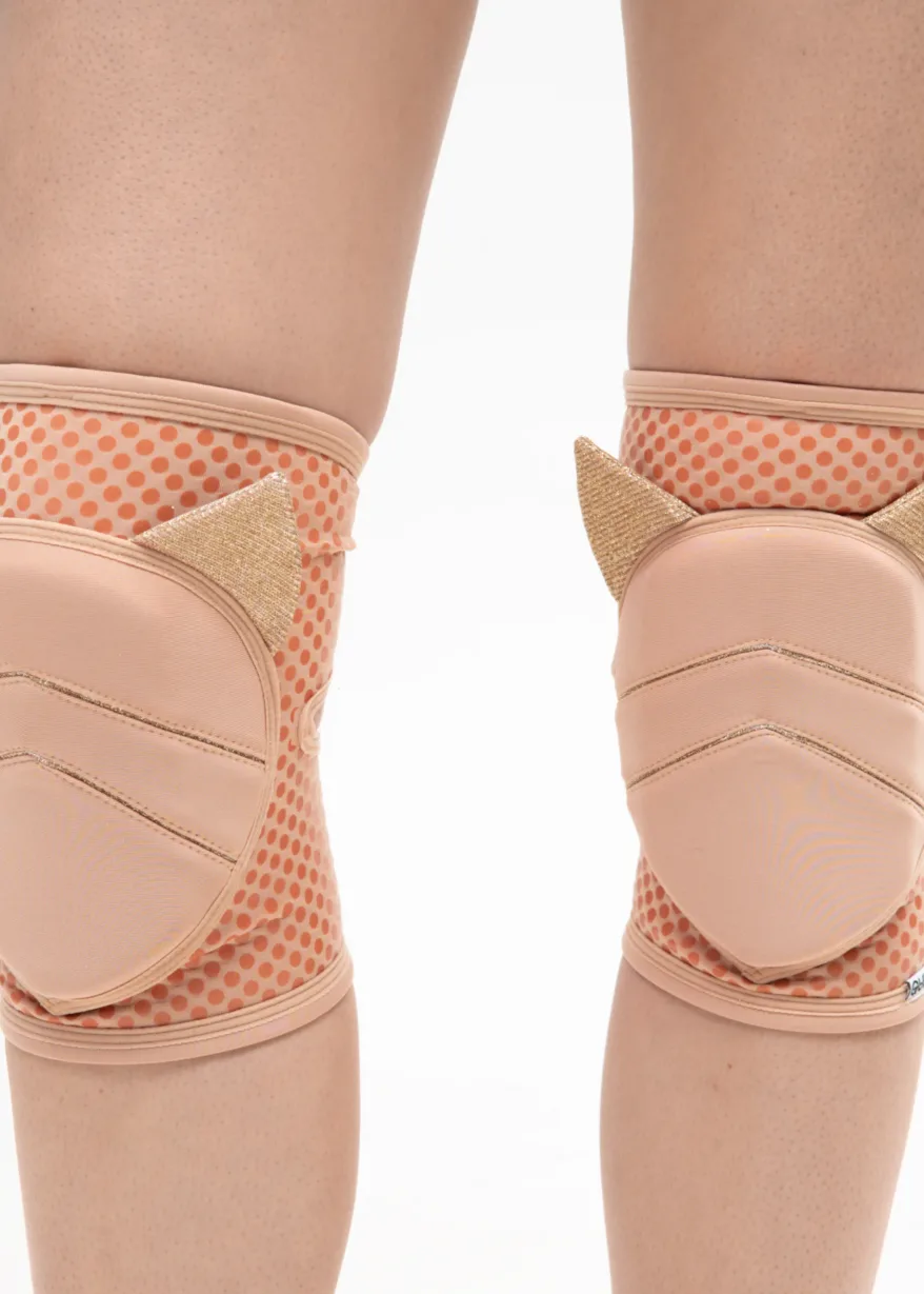 Grippy Knee Pads – KITTY – Latte - 1Kopiya Queens Dance Shooting 09.03 1023 scaled