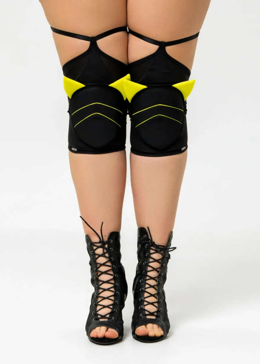 2Queens Kyiv 0108 scaled – Класичні наколінники з сіткою – KITTY BOMBS – Жовті Класичні наколінники з сіткою – KITTY BOMBS – Жовті - 2Queens Kyiv 0108 scaled