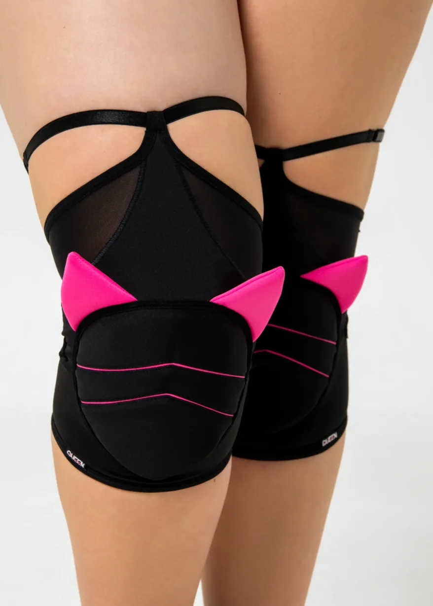 2Queens Kyiv 0562 scaled – Класичні наколінники з сіткою – KITTY BOMBS – Рожеві Класичні наколінники з сіткою – KITTY BOMBS – Рожеві - 2Queens Kyiv 0562 scaled